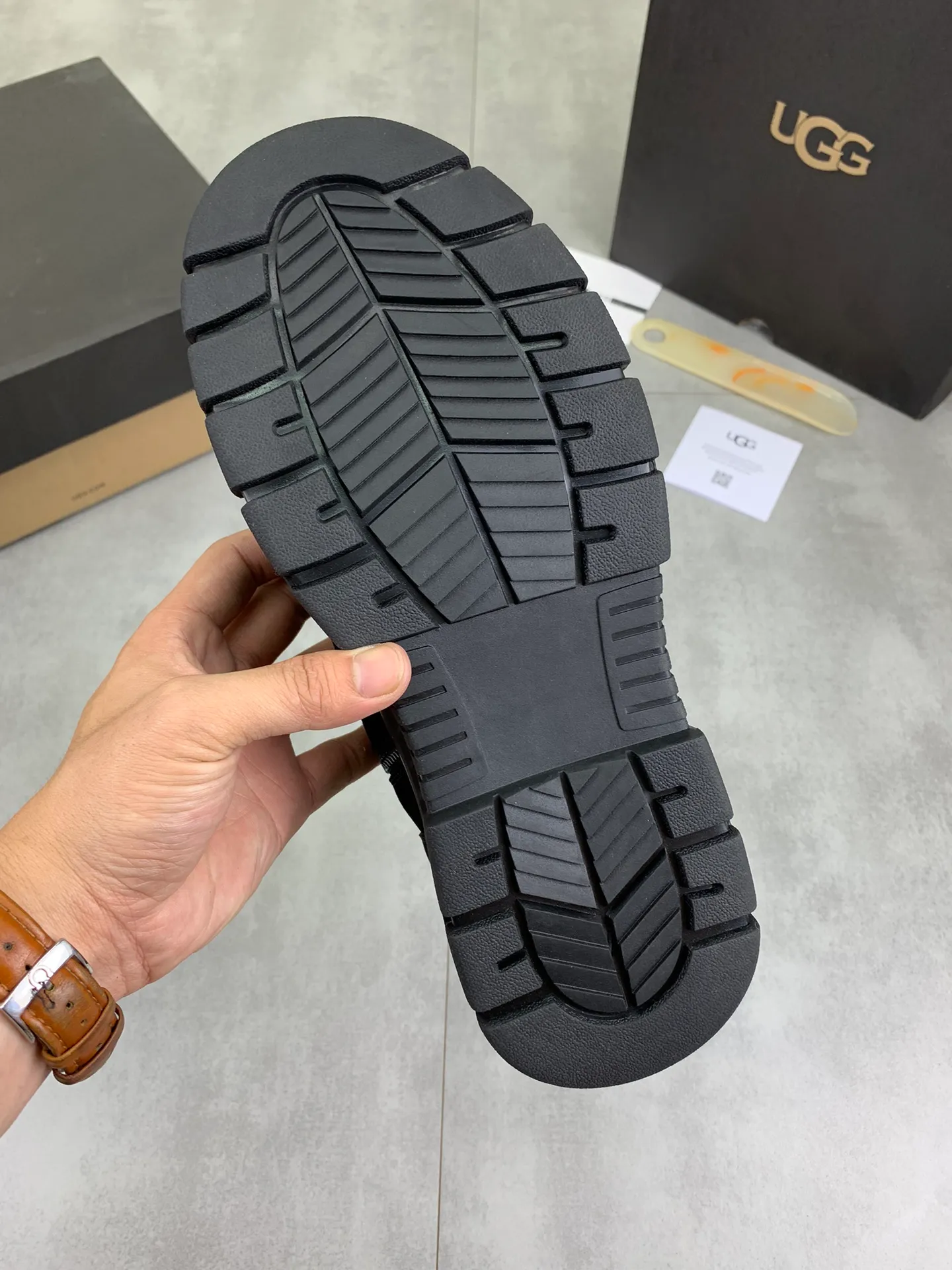 Men's Men's Shoes P620 [New Style] 💰 🆘 "Real Wool" [UGG] 👉 Popular men's shoes official website synchronization 🔰 Genuine quality [proud] is not comparable to the imitations in the general market 🌀 The upper is imported Italian frosted cowhide, and the lining: foot pad 🅰️ grade 🐑 real wool 👻 Only Grade A can show the effect The hand feels smooth and delicate 🔱The shoe shape is grand, only genuine factories can do it 🎄The perfect toughness of the original outsole 👻⬛️ can allow customers to say goodbye to one-time consumption. Real wool lining, super warm. Available in black or brown. Size: 38-44
